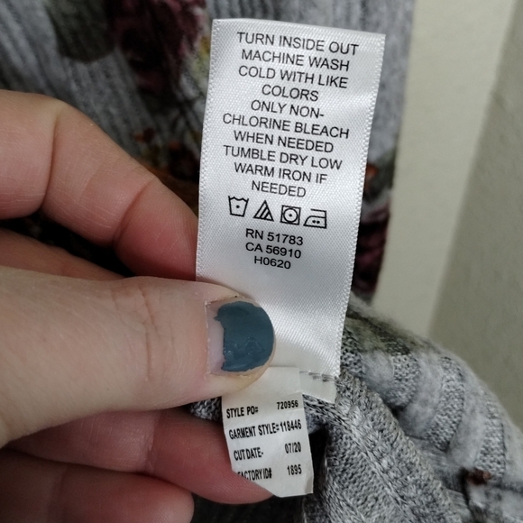 Maurices Plus Size Gray Floral Ribbed Peplum Long Sleeve Shirt size 3X - Picture 6 of 7